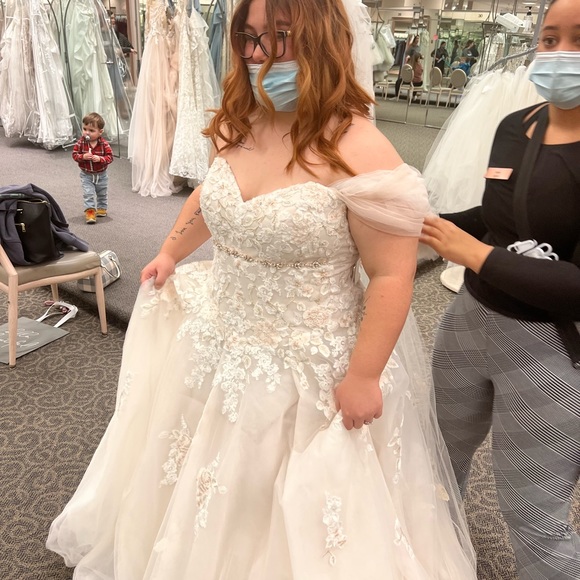 David’s Bridal wedding dress; complete with veil and rose gold belt - Picture 9 of 12